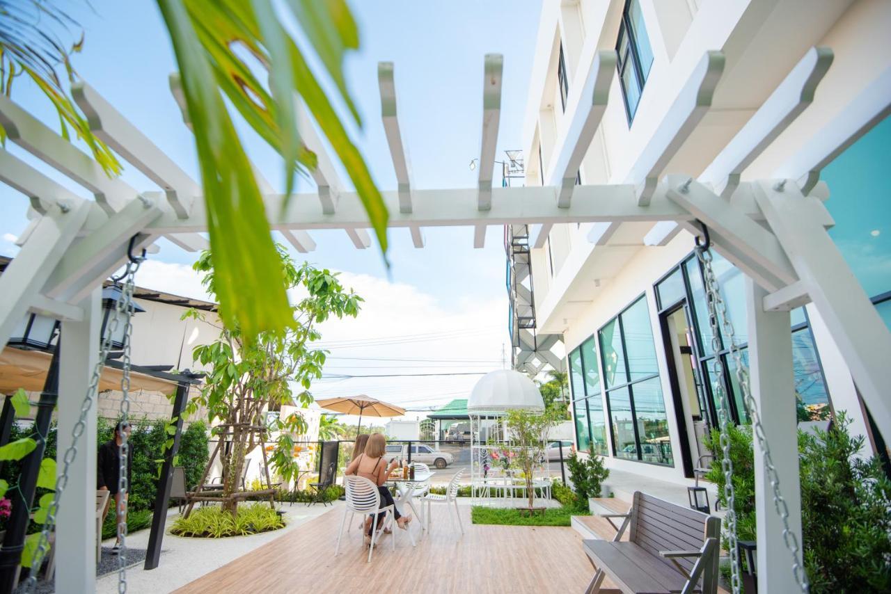 Play Poshtel & Cafe' Hotel Krabi town Buitenkant foto