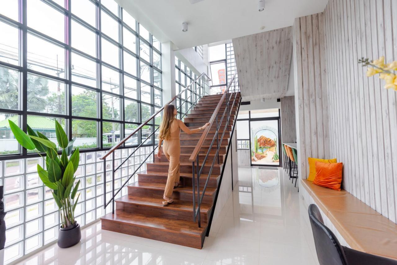 Play Poshtel & Cafe' Hotel Krabi town Buitenkant foto
