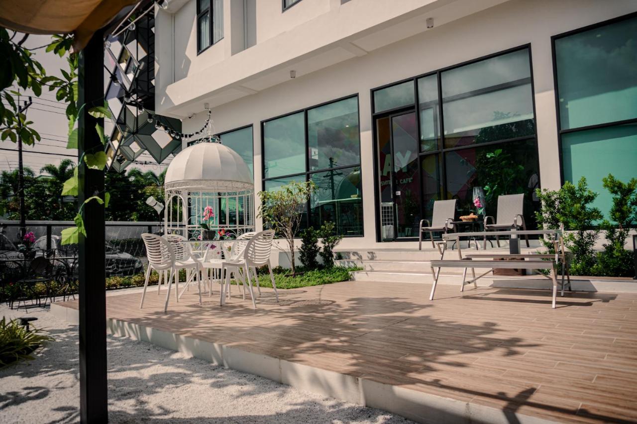 Play Poshtel & Cafe' Hotel Krabi town Buitenkant foto